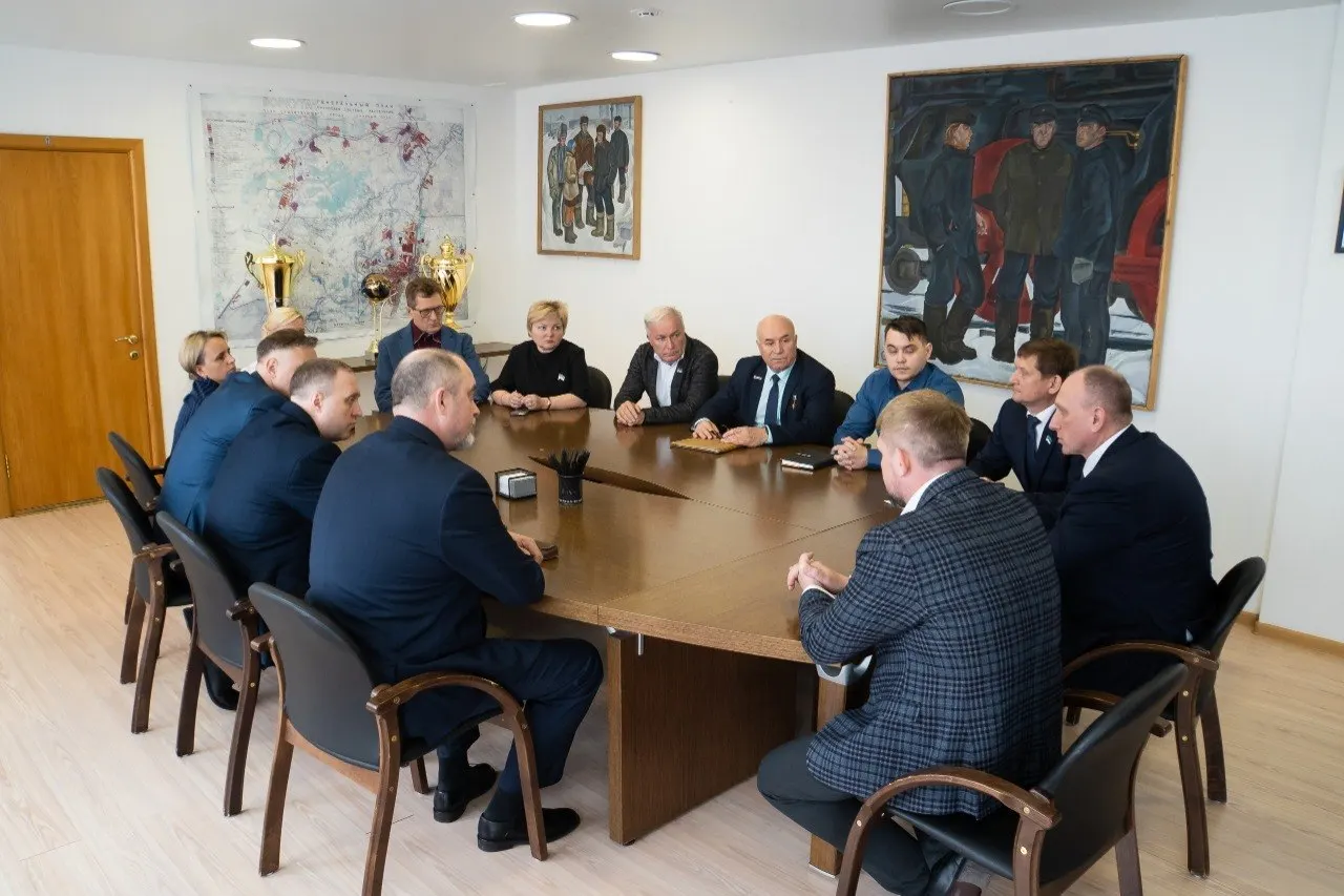 Компания сворачивает стимулирующие выплаты и разрывает контракты с подрядчиками, сокращая расходы ради сохранения зарплат основного персонала и недопущения массовых увольнений.