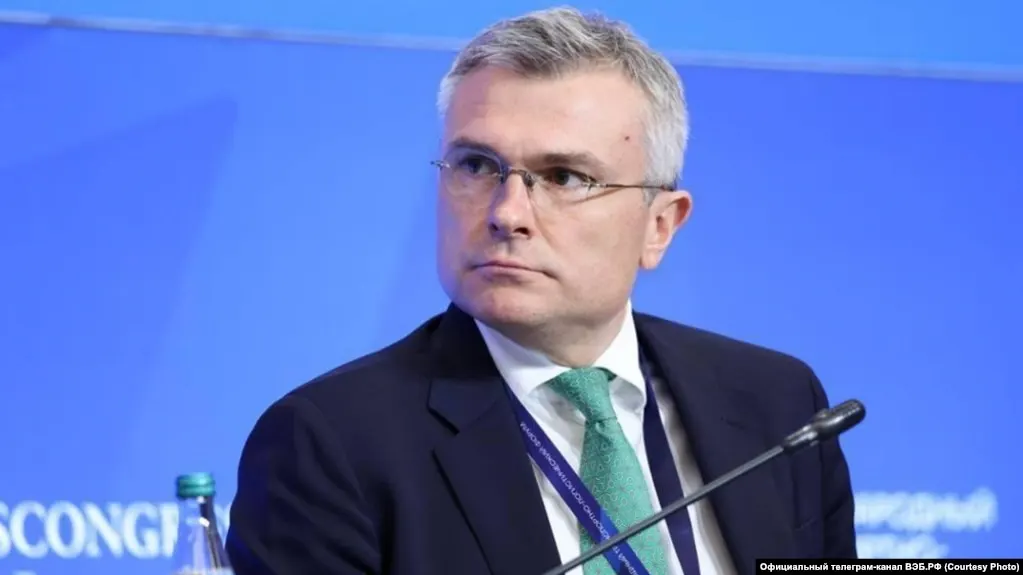 По данным правоохранительных органов, Артёму Довлатову предъявлены обвинения в злоупотреблении должностными полномочиями; суд поместил его под домашний арест, решение вступит в силу 5 мая.