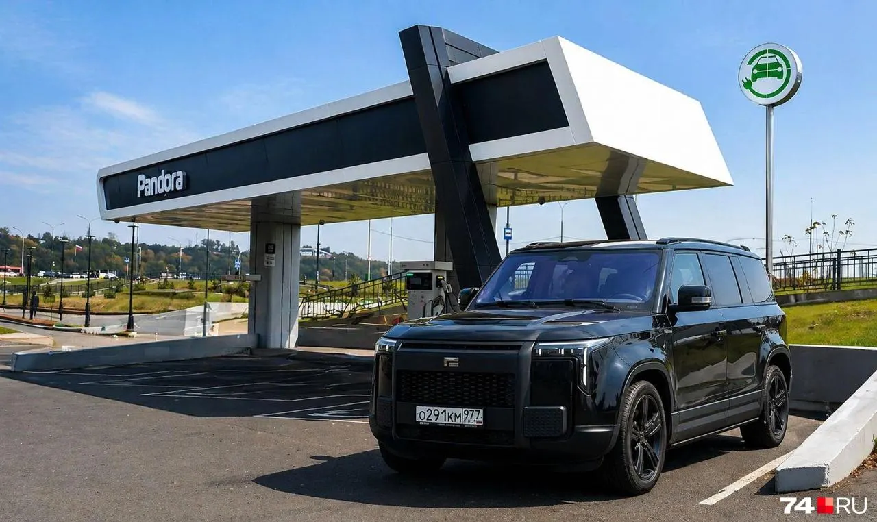 На калининградском «Автоторе» в июне 2026 года стартует крупноузловая сборка гибридного кроссовера Rox 01 с электромоторами 476 л.с. и электрическим запасом хода до 200 км. Базовая версия от 8,35 млн ₽, топ‑комплектация Adamas дороже 10 млн ₽; при росте локализации возможна скидка до 925 тыс. ₽ за счёт господдержки.