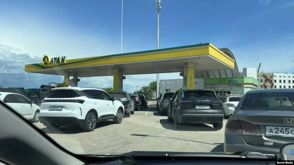 На полуострове с 31 мая ограничили отпуск бензина: АИ‑95 теперь отпускают по талонам, АИ‑92 — не более 20 литров на автомобиль; власти обещают нормализацию в течение месяца.