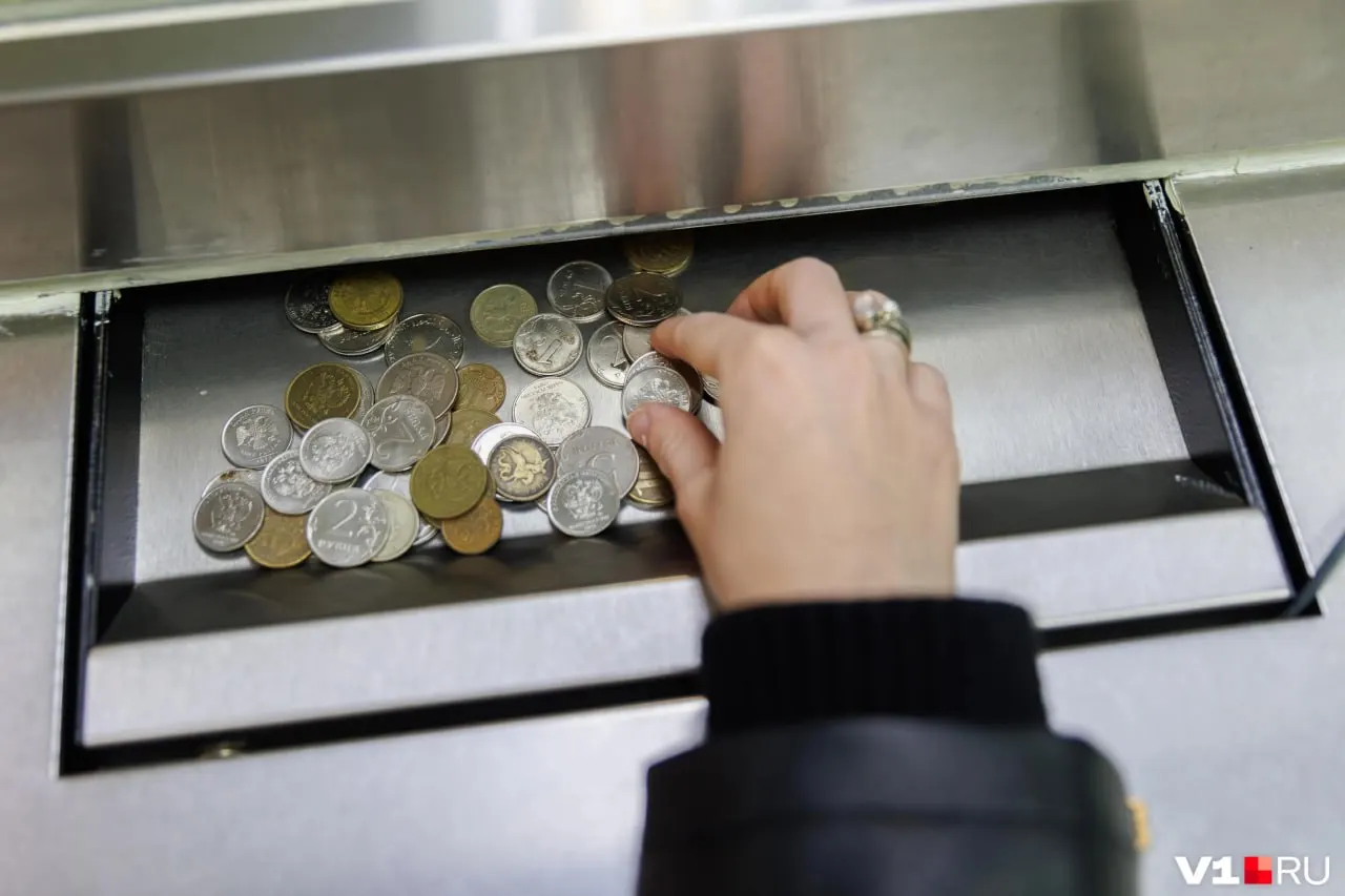 Лариса Белоброва 3 апреля 2026 года продала свою долю в банке «Приморье» — 54,1%. Долю приобрели шесть новых владельцев; также акции продали несколько связанных с банком лиц.