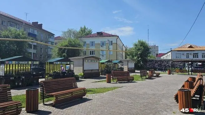 Переезд рынка снизил поток посетителей: горожане редко сворачивают к новому месту, аренда точек остаётся дорогой, из‑за чего многие продавцы прекратили торговлю.