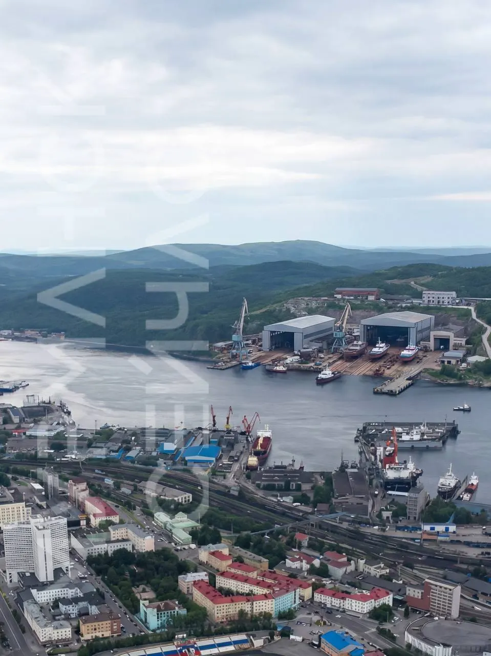 Новый резидент АЗРФ намерен построить на берегу Кольского залива верфь с цехами, спусковой площадкой и причалом. Строительство запланировано не ранее 2027 года, полную готовность ожидают к 2031 году.