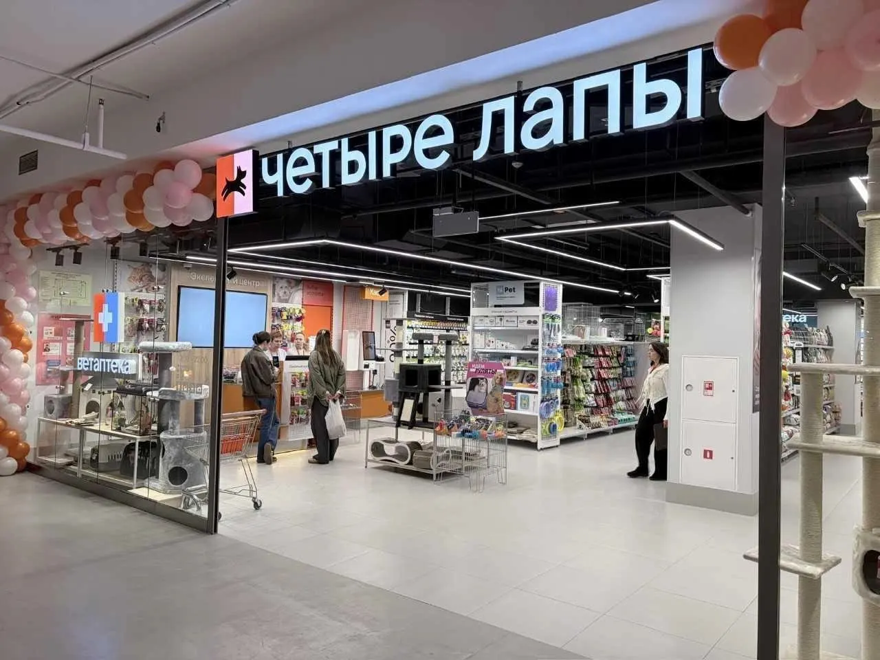 В ТРЦ «Планета» на -1 этаже открылся магазин сети зоотоваров площадью 244 м². В состав группы входят интернет‑магазины, ветеринарные центры, салоны груминга и завод по производству кормов; по данным открытых реестров, совокупная выручка компании в 2025 году — около 35 млрд руб.
