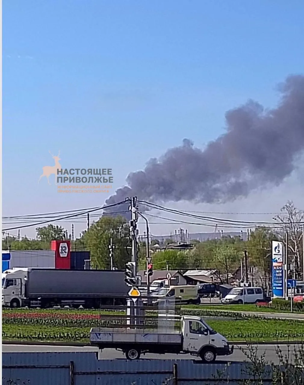 Сирены звучали в Перми, сработала ПВО, временно приостанавливали рейсы в аэропорту «Большое Савино». По предварительным данным, основной удар пришёлся по НПЗ «Лукойл», жертв нет.