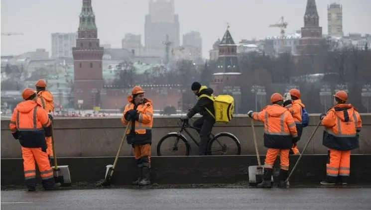 На начало апреля 2026 года в России находилось 6,1 млн иностранных граждан — на 700 тыс. меньше, чем годом ранее. Въезды в первом квартале упали на 15%, число обладателей ВНЖ сократилось, патентодержатели перечислили в бюджет более 35 млрд руб.