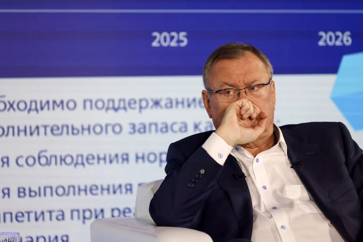 Андрей Костин заявил, что санкции с 2014 года не сломили ВТБ: банк нарастил капитал и продолжает кредитовать экономику. Военные расходы влияют на финансовую систему, но не являются поводом для жалоб.