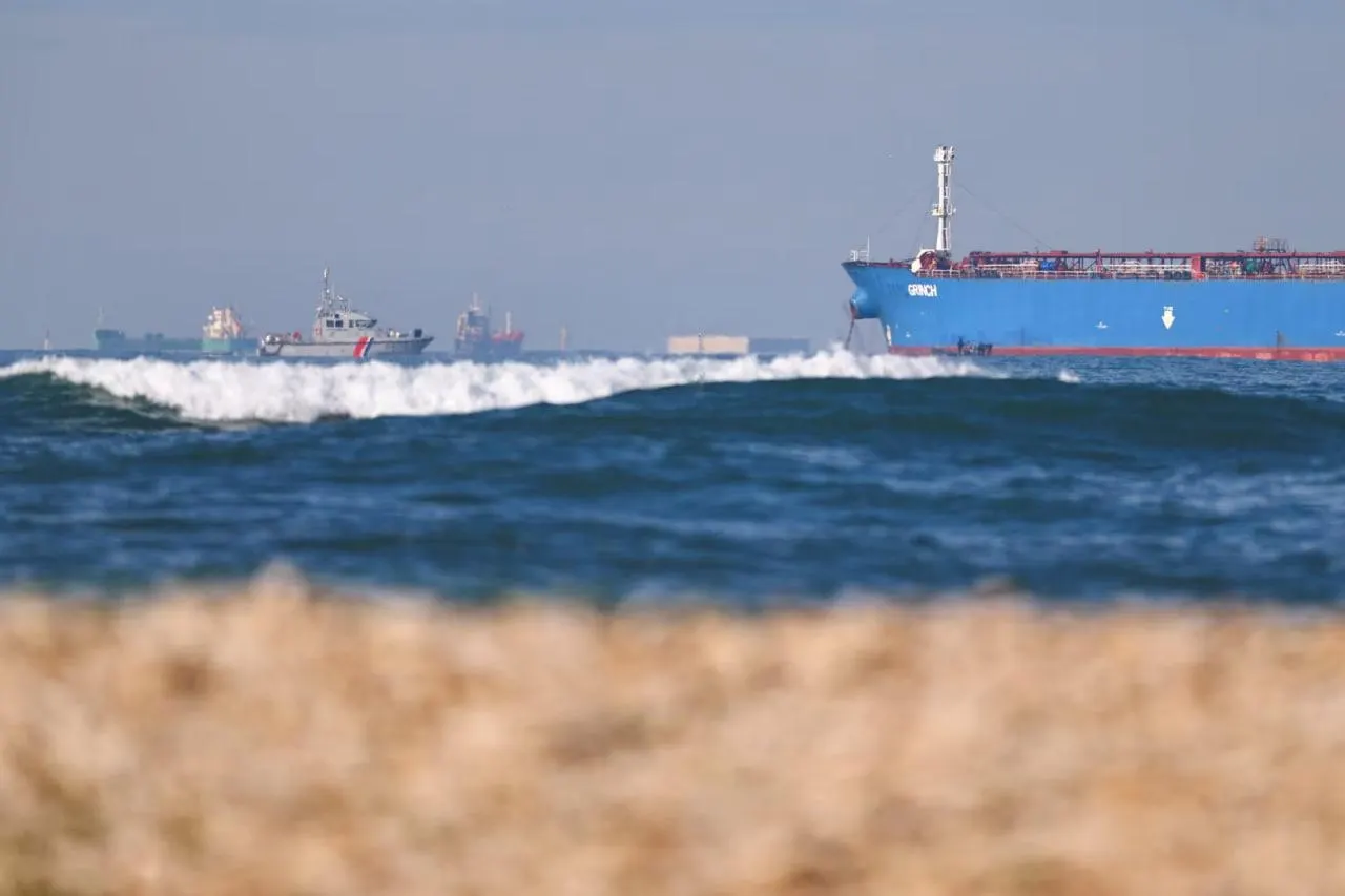 В апреле морские поставки нефтепродуктов выросли до 4,4 млн баррелей, из которых около 2,8 млн — российского происхождения; экспорт сырой нефти «теневым флотом» составил примерно 67 млн баррелей.