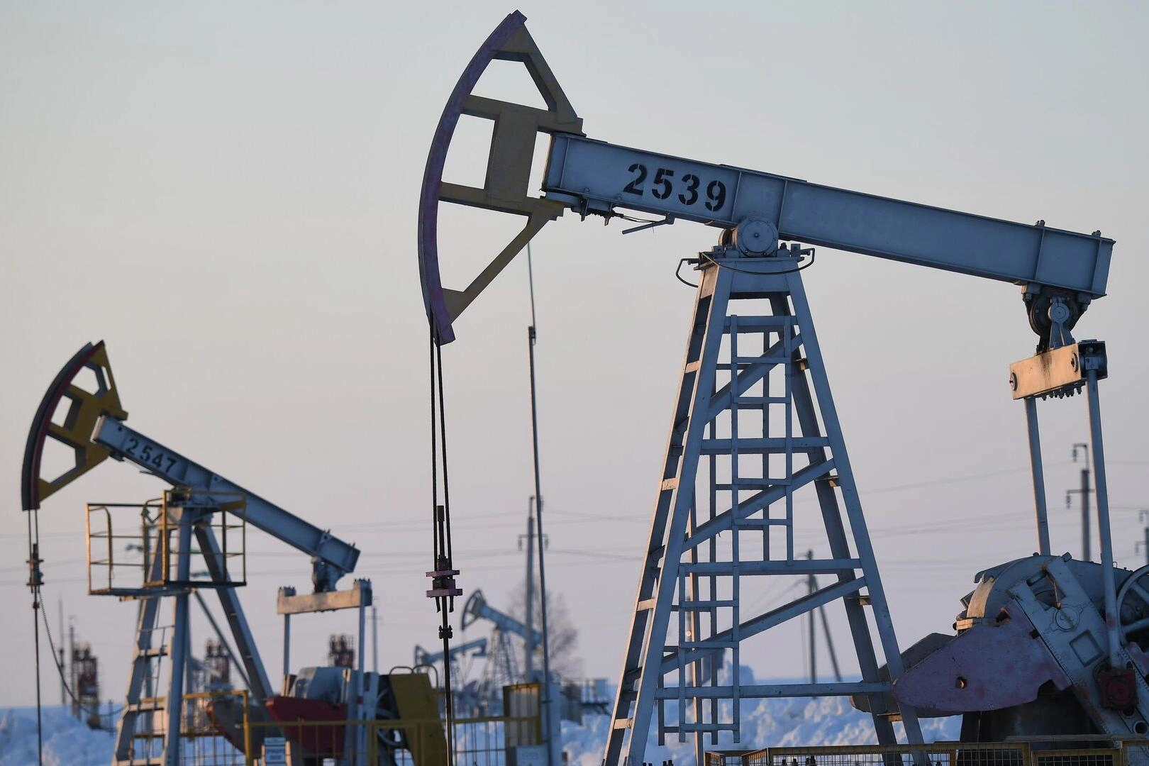 Средняя цена Urals для расчёта налогов в апреле составила $94,87 за баррель; при среднем курсе 76,9 руб./$ это примерно 7,3 тыс. руб. за баррель — на 18% больше, чем месяцем ранее, и почти на 60% выше год назад. Рост цен связывают с обострением ситуации на Ближнем Востоке и перебоями поставок через Ормузский пролив.
