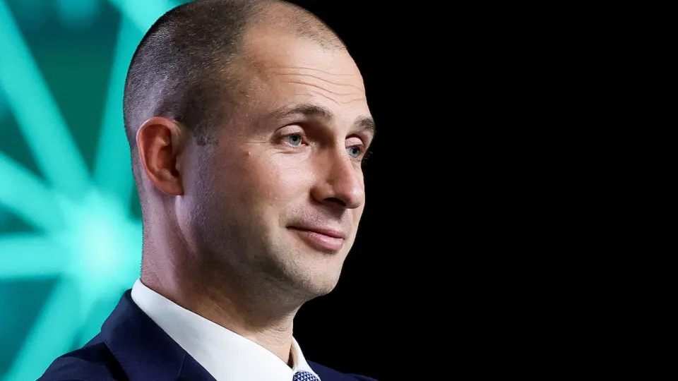 Холдинг VK опубликовал данные по выручке и EBITDA за квартал, но не раскрыл цифры чистой прибыли. Накопленные убытки за 2020–2025 годы приближаются к 200 млрд рублей, компания ранее получила бюджетную поддержку.
