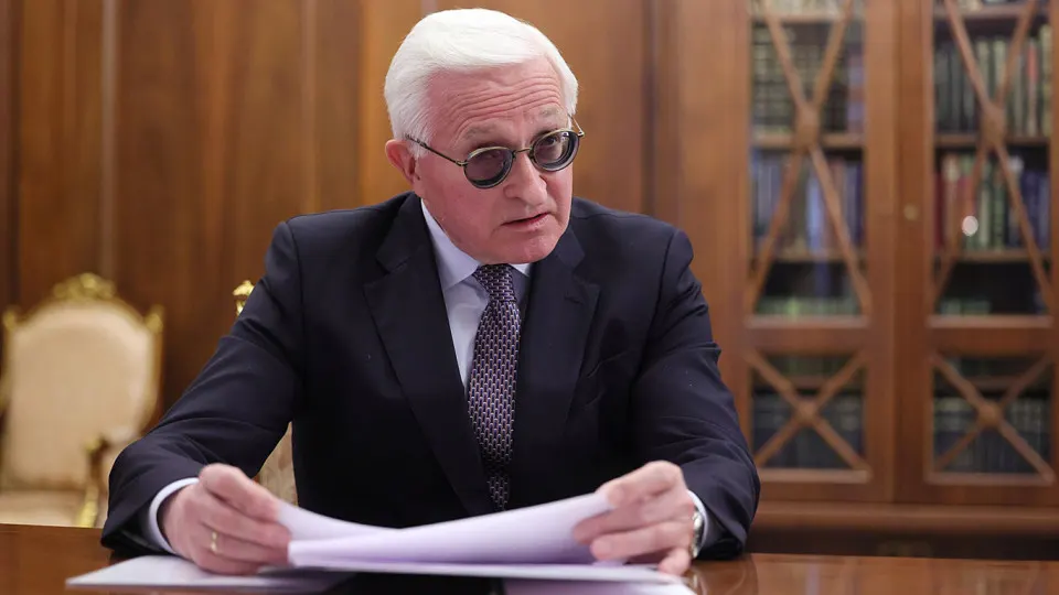 Глава РСПП предупреждает о потере доходов при укреплении курса, предлагает ввести валютный коридор. На этом фоне дефицит федерального бюджета резко вырос, а расходы на оборону занимают значительную долю казны.