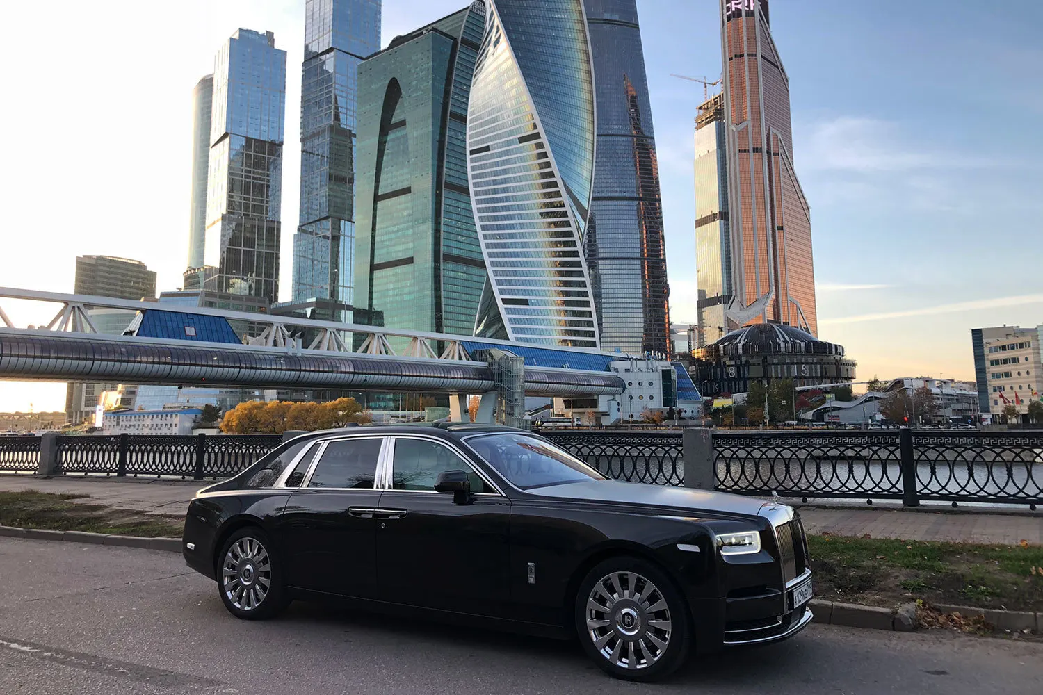 Продажи Rolls‑Royce в России выросли: в 2025 году реализовано 225 автомобилей, включая электрические Spectre и внедорожники Cullinan. Ранее установили, что с 2022 по 2025 год в страну в обход санкций ввезли не менее 214 элитных машин.