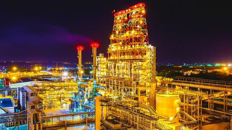 Нефтеперерабатывающий завод «Пермнефтеоргсинтез» («ПермНОС») полностью прекратил переработку нефти и выпуск нефтепродуктов после атаки беспилотников 7 мая: на объекте произошёл пожар и повреждены технологические установки.