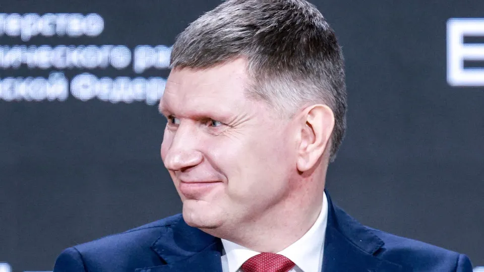 Глава Минэкономразвития призвал вовлекать в экономику пенсионеров и предпенсионеров, расширять переобучение, стажировки и гибкие формы занятости. Дефицит кадров усугубляют демография, отток и мобилизация.