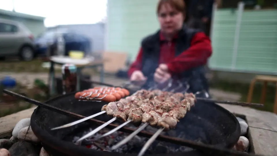 В апреле 2026 года розничные продажи мяса для шашлыка сократились на 10% в натуральном выражении; одновременно упал спрос на мангалы, средства для розжига, шампуры и древесный уголь. Ритейлеры фиксируют общее снижение трафика и рост осторожности потребителей.