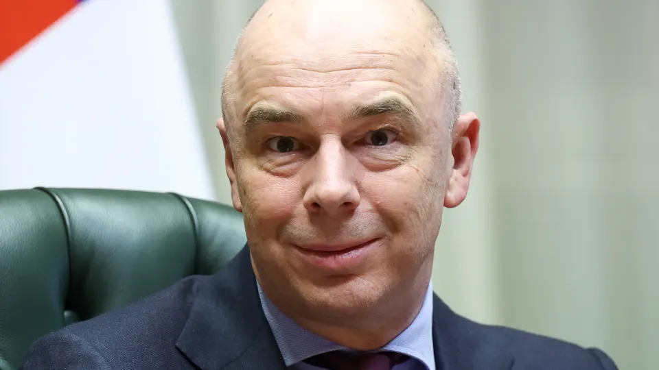 Из‑за снижения прогноза роста и сокращения доходов Минфин рассматривает корректировку расходов бюджета: приоритет — оборона и соцобязательства, возможны оптимизации затрат и поиск дополнительных источников дохода.