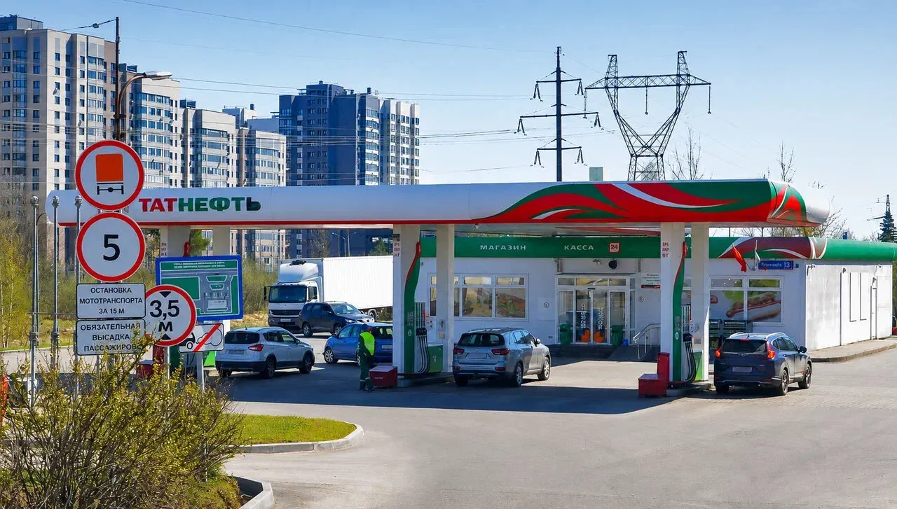 Компания ограничила продажу бензина и дизеля на части АЗС: водителям предлагают по 20–30 л бензина и 40–60 л дизеля, на некоторых заправках временно не принимают карты.