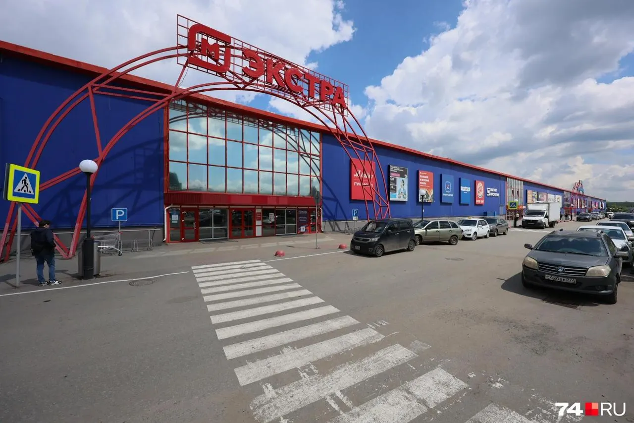 В торговом комплексе «КС» готовится к открытию рынок «Гуанчжоу»: обещают тысячи брендов и низкие цены. Соседи и эксперты по‑разному оценивают перспективы проекта.