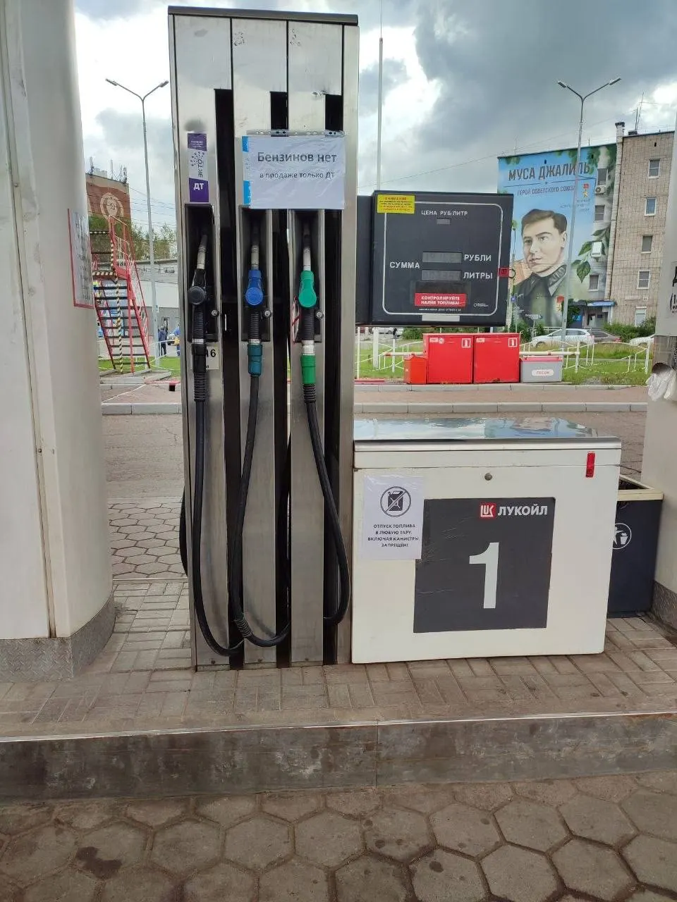 В столице Удмуртии водители фиксируют дефицит топлива: ограничения по заправке, отсутствие АИ‑95 и пробки у автозаправок.