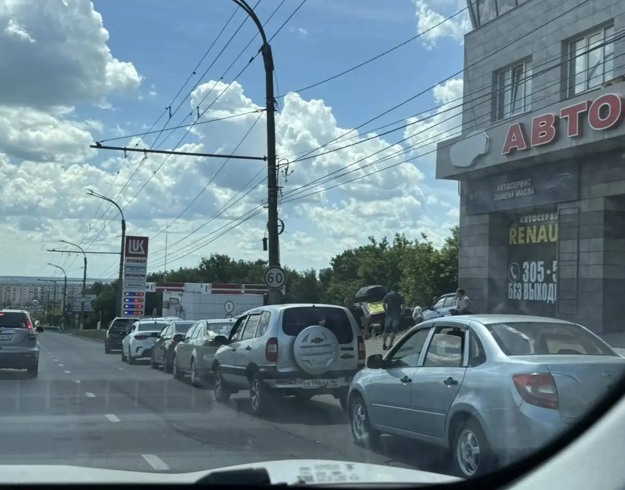 В Курской области на некоторых заправках ввели лимиты по объёму и запрет на розлив в канистры: пропали отдельные марки бензина, на ряде АЗС закончилось топливо, что вызвало очереди и жалобы жителей.