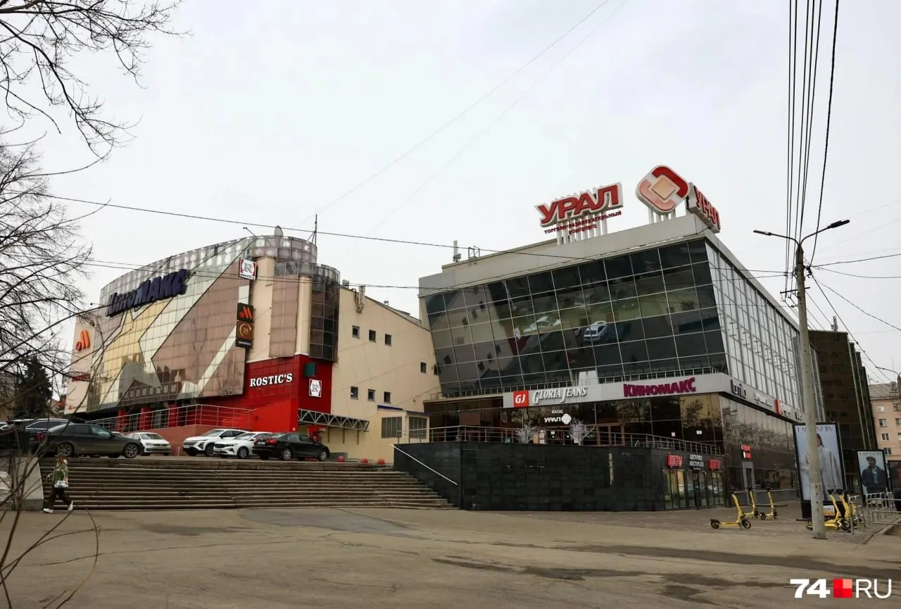 Компания «Профнедвижимость», принадлежащая дочери бывшего депутата Игоря Свеженцева, победила на торгах и выкупила комплекс ТРК «Урал» площадью более 30 тыс. кв. м за минимальную цену реализации.