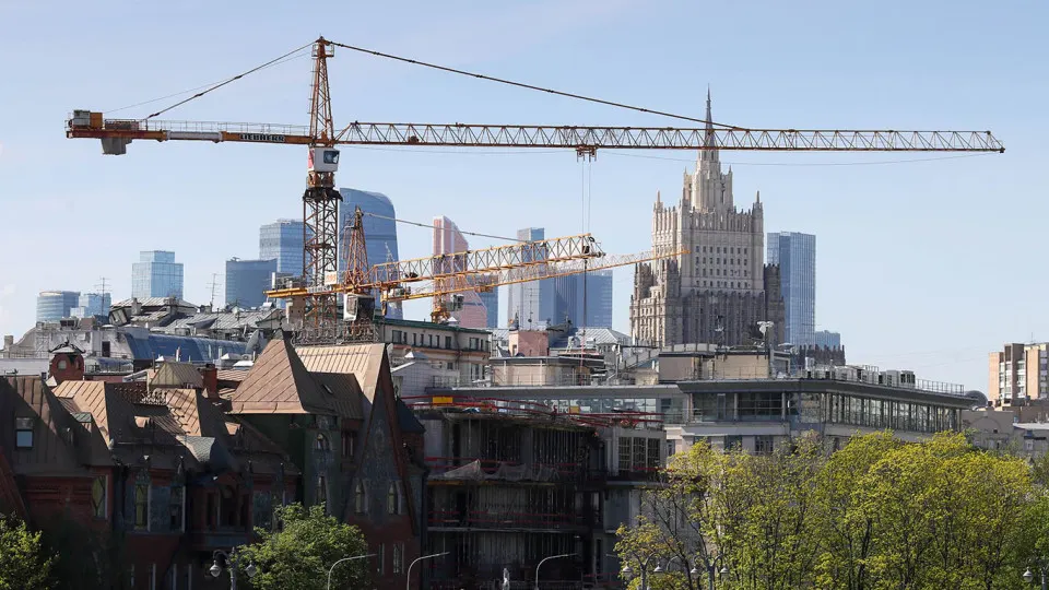 По итогам первого полугодия 2026 года продажи новостроек в пределах МКАД могут сократиться примерно на 30% по сравнению с прошлым годом. Рынок испытывает давление из‑за высоких ипотечных ставок и исчерпания платёжеспособного спроса.