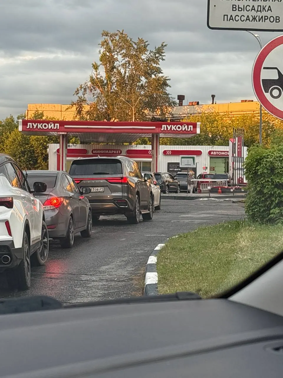 Минпромэнерго Чувашии официально подтвердило дефицит топлива: вводятся лимиты на заправках, цены продолжают расти, а конкретных сроков нормализации власти не назвали.