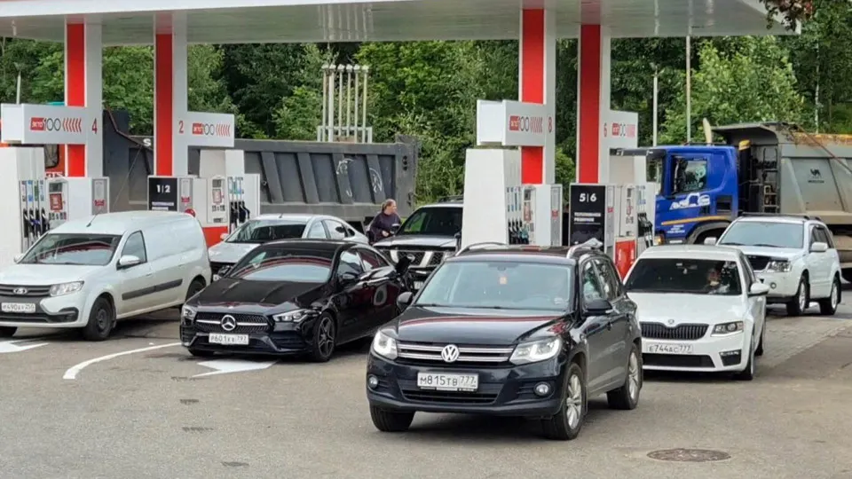 Серия атак беспилотников на нефтеперерабатывающие заводы, в том числе поставлявшие топливо в столицу, привела к падению переработки, очередям на АЗС и ограничениям продаж. Власти вводят временные меры — от снижения требований к качеству бензина до импортных закупок — но долгосрочно ситуацию решит только восстановление мощностей и обеспечение безопасности НПЗ.