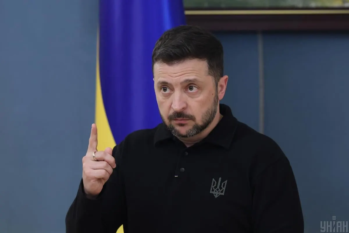 По данным украинской разведки, уровень тревожности в России вырос выше 50%, 66% оценивают своё финансовое положение как сложное. Одновременно наблюдается рост цен на бензин и перебои с поставками топлива из‑за повреждений НПЗ.