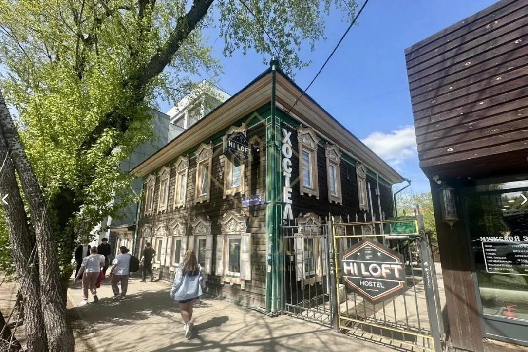 Двухэтажный хостел площадью 205,6 м² на участке 5 соток выставлен на продажу в центре Иркутска. В объявлении обещают готовый бизнес: система бронирования, клиентская база и возможность сохранить персонал.