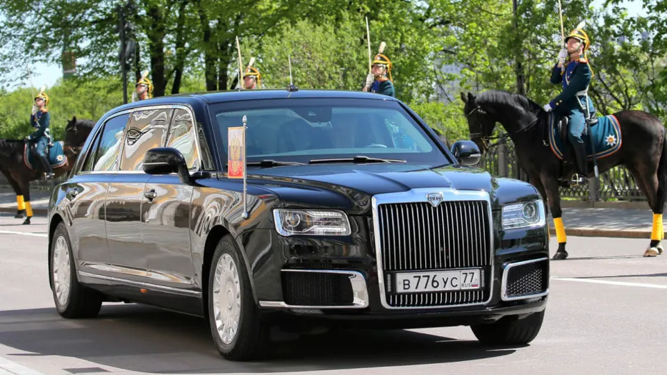 Серийный выпуск люксовых автомобилей Aurus не окупается: сборочную площадку в Елабуге намерены свернуть, часть сборочных операций останется в Москве по госзаказам, а в Петербурге хотят запустить более доступную модель.