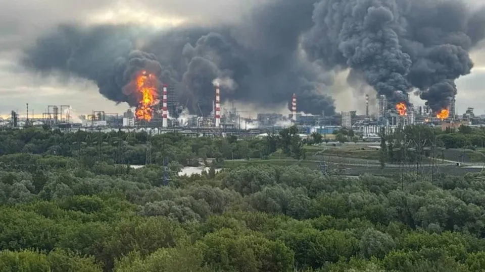 Из-за серии ударов по нефтезаводам выпуск бензина и дизеля резко сократился, что уже вызвало дефицит в регионах и скачок цен. Эксперты предупреждают о риске вторичных инфляционных эффектов.