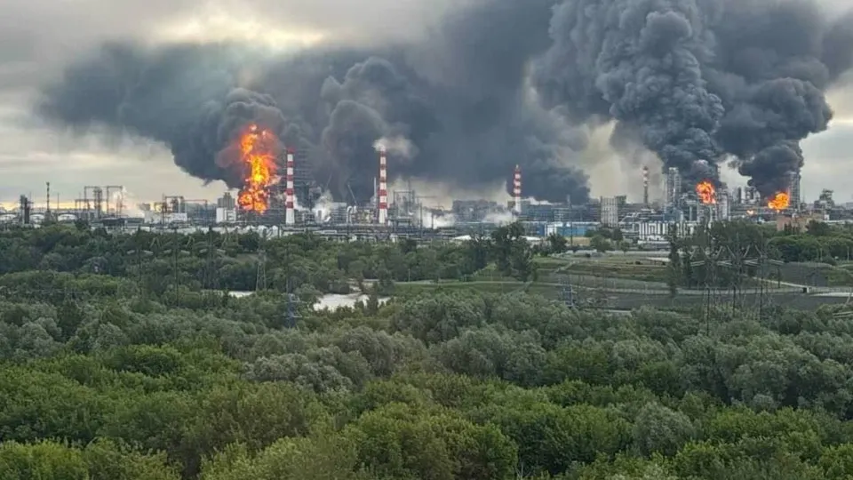 Утром 18 июня беспилотники вновь атаковали Московский нефтеперерабатывающий завод: по словам властей, ПВО сбило около 180 дронов. В результате налёта зафиксированы пожары и повреждения зданий в столице и Подмосковье; аналитики отмечают серьёзное снижение объёмов переработки нефти в стране.