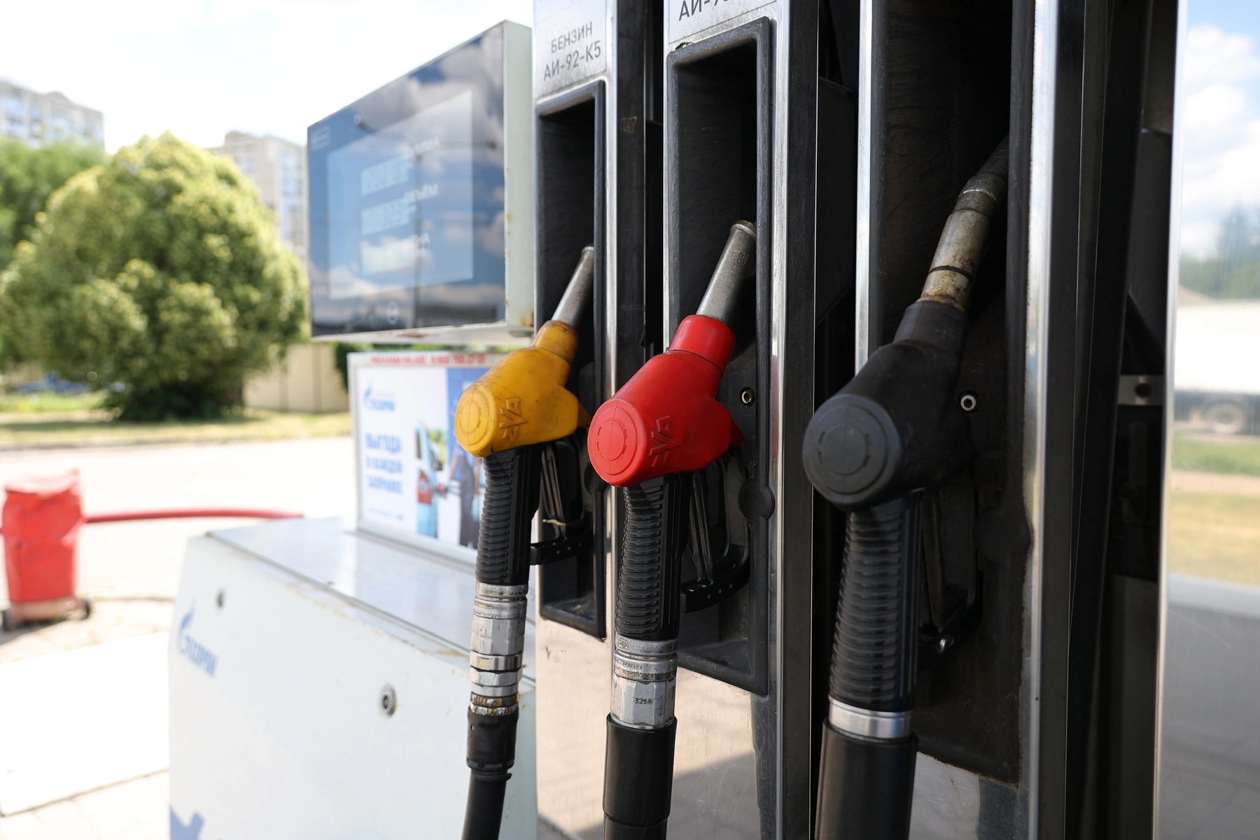 Анализ данных сервиса Benzup за неделю 18–25 июня показывает резкий рост цен на бензин и дизель в отдельных регионах: сильнее всего цены выросли в Крыму, Дагестане, Чечне, Ивановской области и в оккупированных Донецкой и Луганской областях.