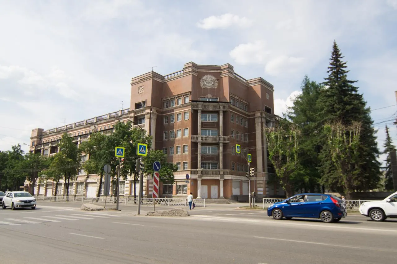 Здание площадью 9,2 тыс. кв. м и земельный участок 0,73 га планируют выставить на торги в первом квартале 2027 года; объект в неудовлетворительном состоянии и находится в управлении «Дом.РФ».