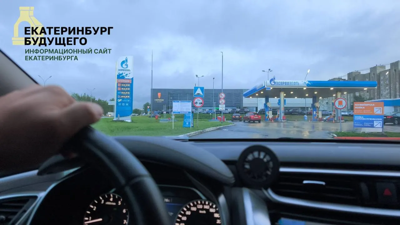 Средние цены на АИ‑92, АИ‑95 и дизель в регионе выросли, при этом отмечаются перебои с поставками и очереди на заправках. Власти обещают меры по стабилизации рынка, но эксперты предупреждают о рисках административного сдерживания цен.