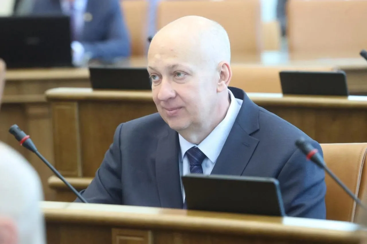 По итогам торгов компания, связанная с депутатом Захаром Енджиевским, получила госконтракт на возведение крупного аптечного комплекса между Старцево и Красноярском. Стоимость контракта — 2,166 млрд рублей.