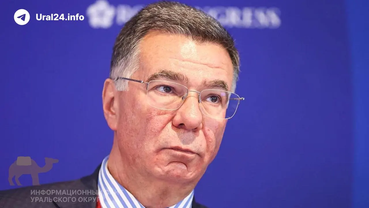 В ряде субъектов ограничили отпуск бензина — запрет продаж в канистры и лимиты на одну покупку до 20–150 литров. Власти объясняют ситуацию ремонтом и снижением переработки, нефтяная инфраструктура испытывает повышенные нагрузки.