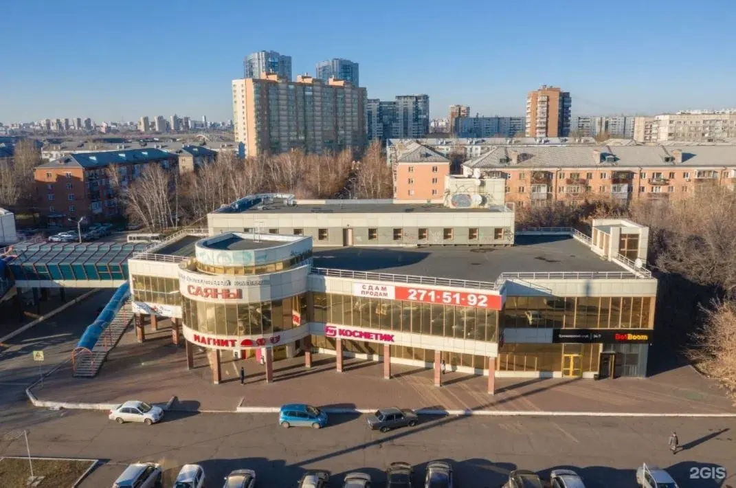Часть торгового центра «Саяны» на Красрабе выставлена на продажу за 415 млн ₽. В комплексе несколько арендаторов — магазины, фитнес-клуб, пиццерия и другие; совокупный арендный доход достигает до 4,7 млн ₽ в месяц.