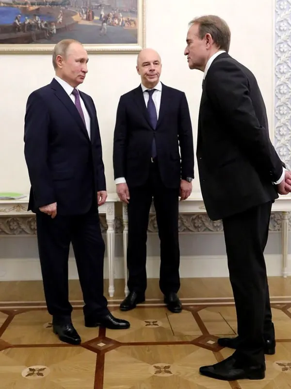 Депутат отмечает, что официальные данные о «рекордном» росте доходов не согласуются с закрытием тысяч предприятий, ростом прибыли крупных компаний и падением реальных доходов большинства населения.