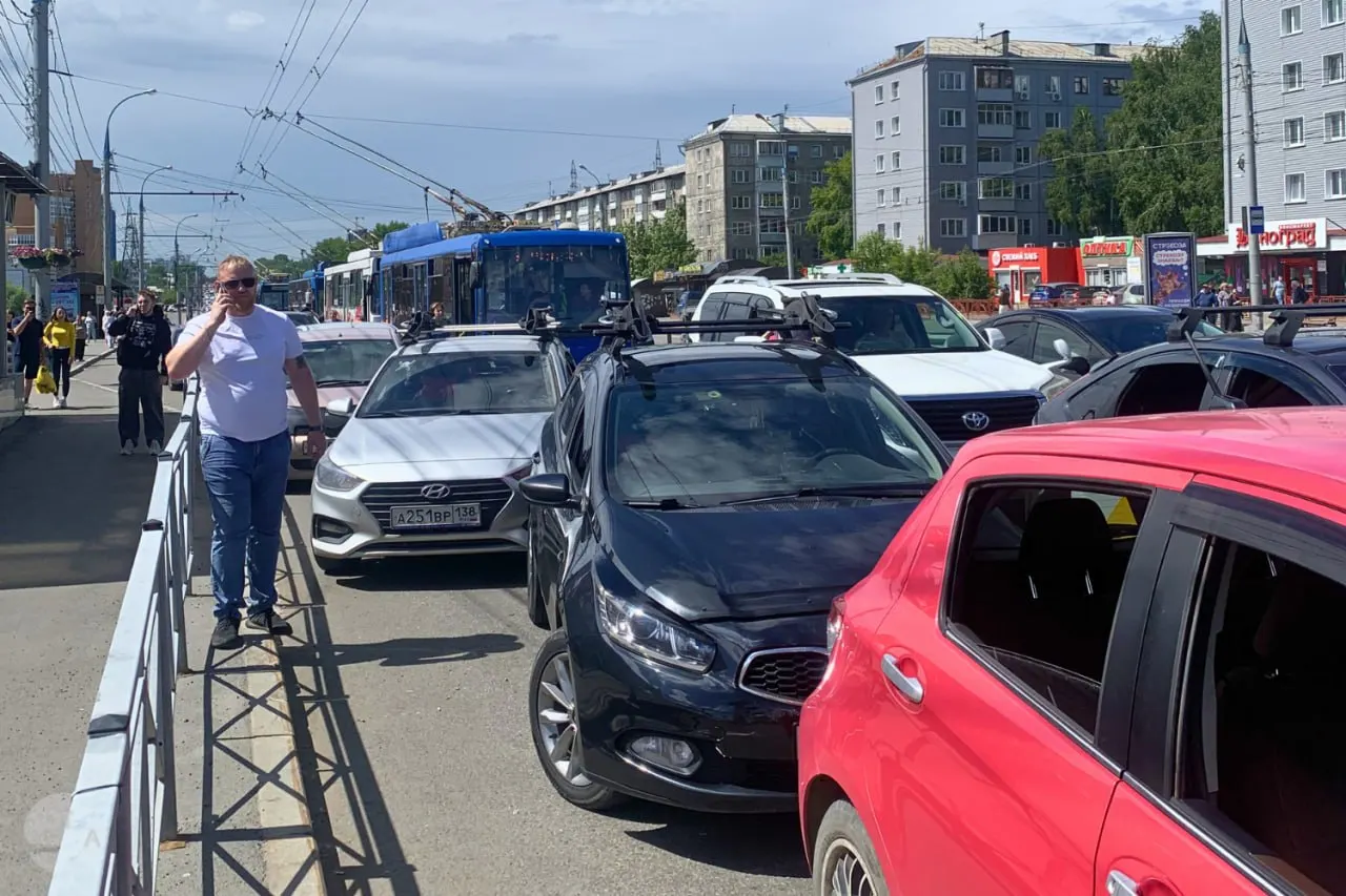 На Байкальской улице автомобилисты заняли полосу, выстроившись в длинную очередь к АЗС сети «Роснефть» на фоне дефицита и роста цен в мелких заправках.