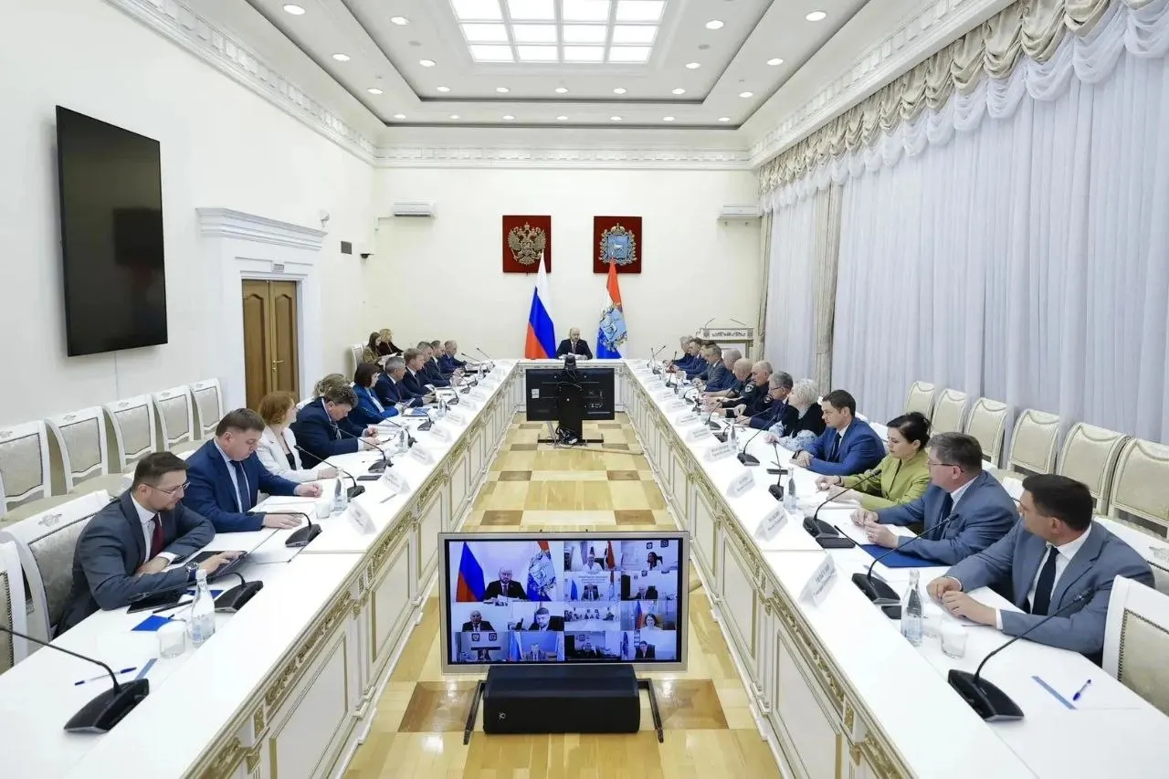 Власти региона ограничили объём продажи бензина на автозаправках на фоне риска спекуляций; мониторинг цен и запасов ведут правительство, ФАС и правоохранительные органы.