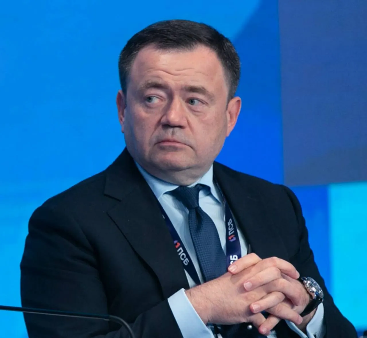 На ПМЭФ председатель ПСБ Пётр Фрадков заявил, что ОПК остаётся одним из ключевых драйверов промышленности, но его развитие сдерживают нормативные ограничения и сложности с привлечением финансирования.