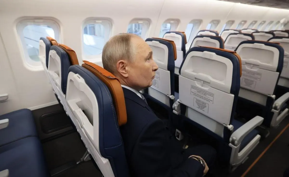 На совещании по развитию авиации президент заявил, что из‑за санкций страна самостоятельно создала обновлённые образцы самолётов; однако массовой эксплуатации импортозамещённой техники пока нет, а отрасль испытывает трудности из‑за ограничений поставок и обслуживания.