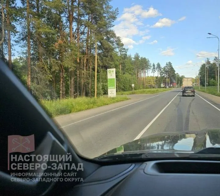 На выезде из Петрозаводска в населённых пунктах Деревянное и перед Ужесельгой автозаправки временно закрыты из‑за отсутствия топлива; водителям советуют заправляться в городе. Ранее в регионе вводили ограничения на продажу топлива.