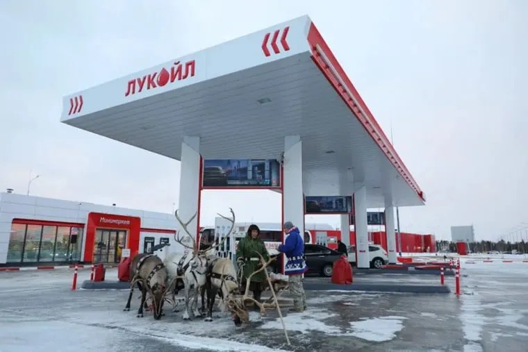 В Ханты‑Мансийском автономном округе на части заправок ограничили выдачу бензина и дизеля из‑за повышенного спроса. Власти заявляют о достаточных запасах и поручили ежедневный мониторинг наличия топлива.