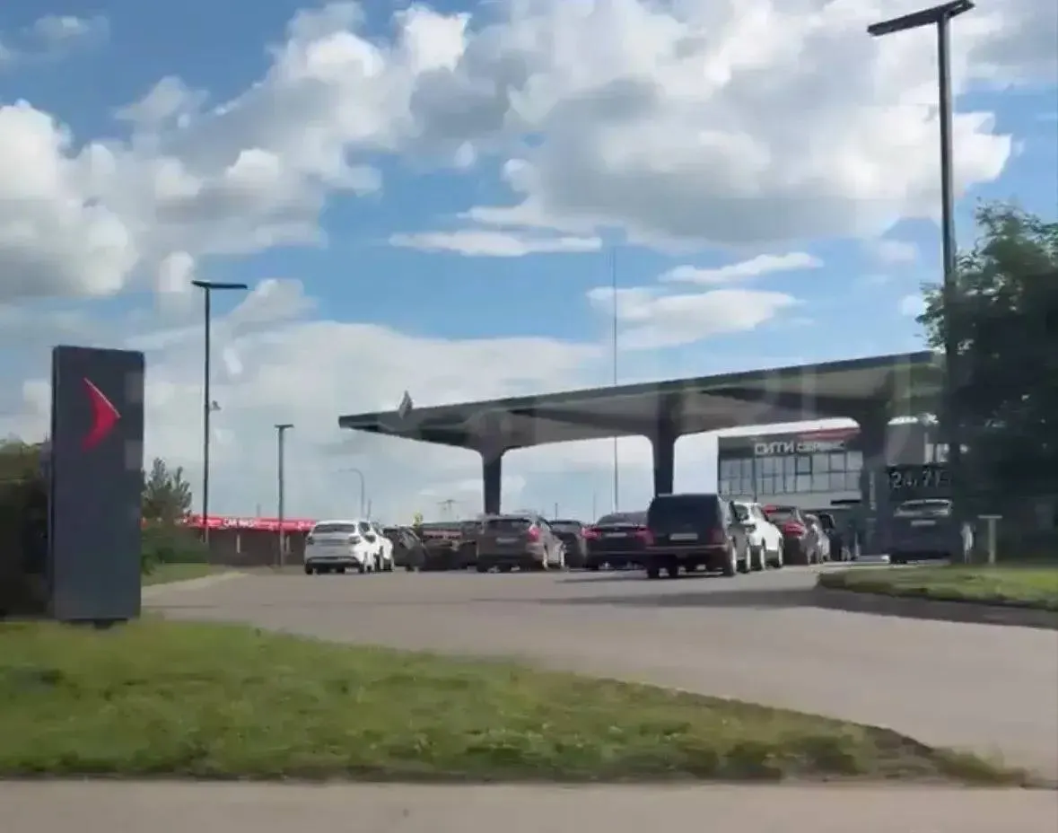 На&nbsp;заправках «Татнефти» ввели лимиты на&nbsp;топливо&nbsp;— в&nbsp;Нижнекамске и&nbsp;Альметьевске образовались очереди