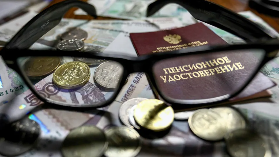 Академики и экономисты предупреждают: при замедлении роста экономики у государства не хватит денег на все обязательства — придётся снижать трансферты во внебюджетные фонды, экономить на расходах или повышать налоги. Это ставит под угрозу индексацию пенсий и рост инвестиций.