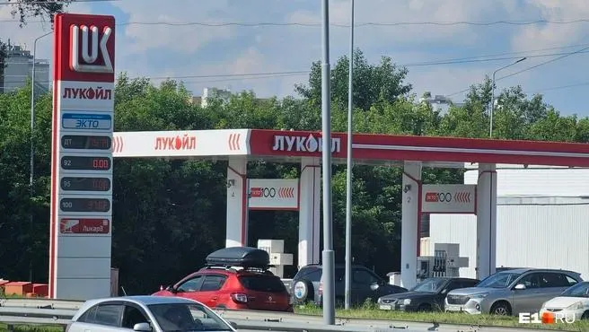 В регионе исчезают марки АИ‑92 и АИ‑95: многие АЗС пустуют или вводят лимиты, а цены резко выросли — местами доходят до ~100 руб./л.