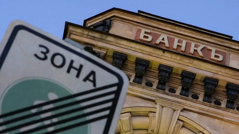 Еврокомиссия при подготовке 21-го пакета санкций планирует включить в европейские списки 90 российских банков, ввести полный запрет на операции с ЕС для 31 банка и расширить ограничения на криптосервисы и платформы в третьих странах.